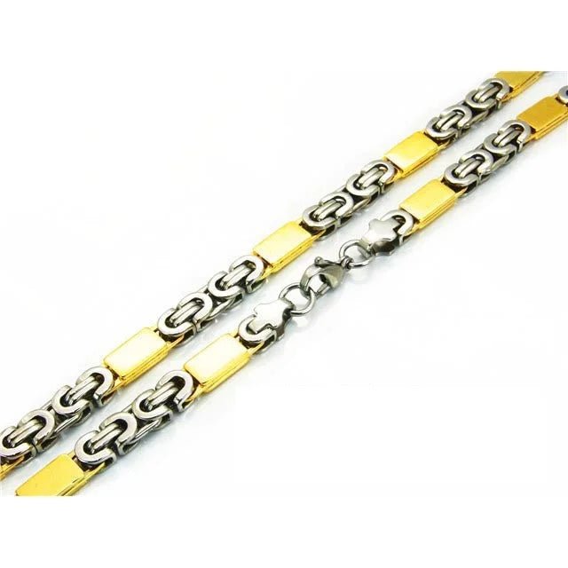 Een gouden en zilveren armband met een schakel
