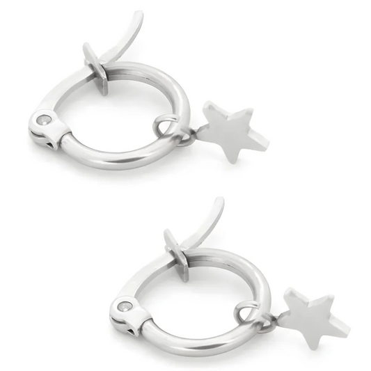Een paar zilveren oorbellen met sterren