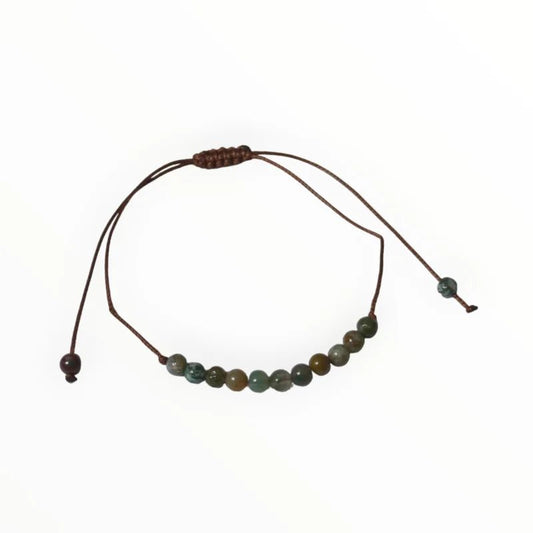 De armband is gemaakt van één streng groene jadekralen en één streng bruin leren koord
