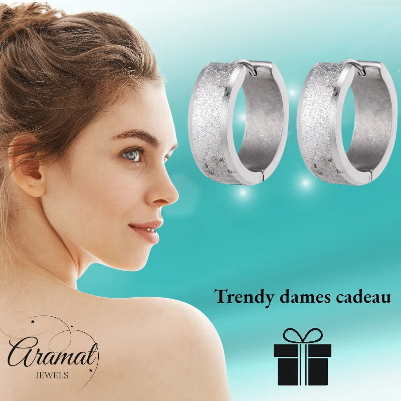 Oorringen – Huggie RVS 20mm Sandblasted Zilverkleur