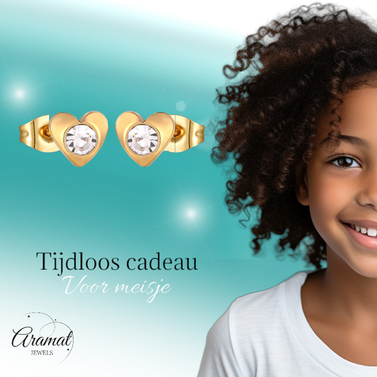 Hartjes oorstekers goudkleur – transparant kristal 8mm