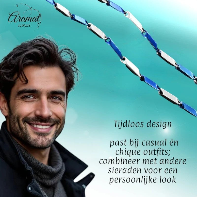 Aramat Jewels bicolor bamboo schakelketting van 316L staal in zilver en blauw, gedragen door een lachende man.