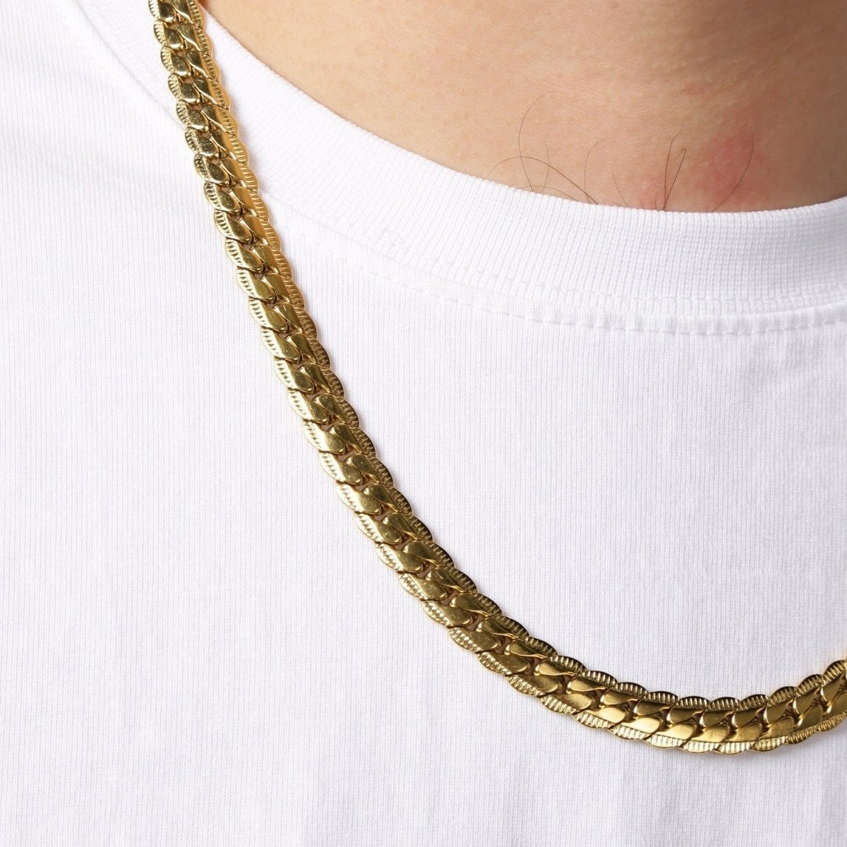 Aramat Jewels goudkleurige stalen gourmet ketting van 6mm breed met een unieke bewerkte rand om de hals.