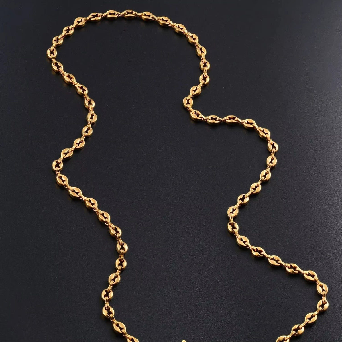 Aramat Jewels goudkleurige koffieboon ketting van 316L staal met 4,5mm schakels, 60cm lang, unisex design.