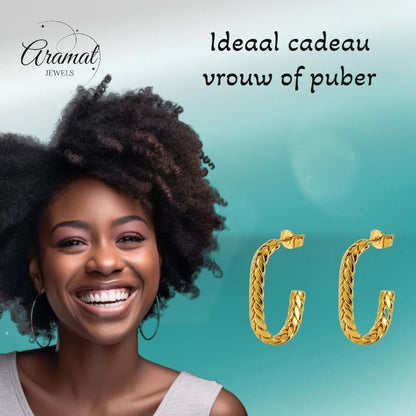 Lachende vrouw draagt goudkleurige Aramat Jewels rechthoekige oorstekers met een gedetailleerd gourmetschakelmotief.