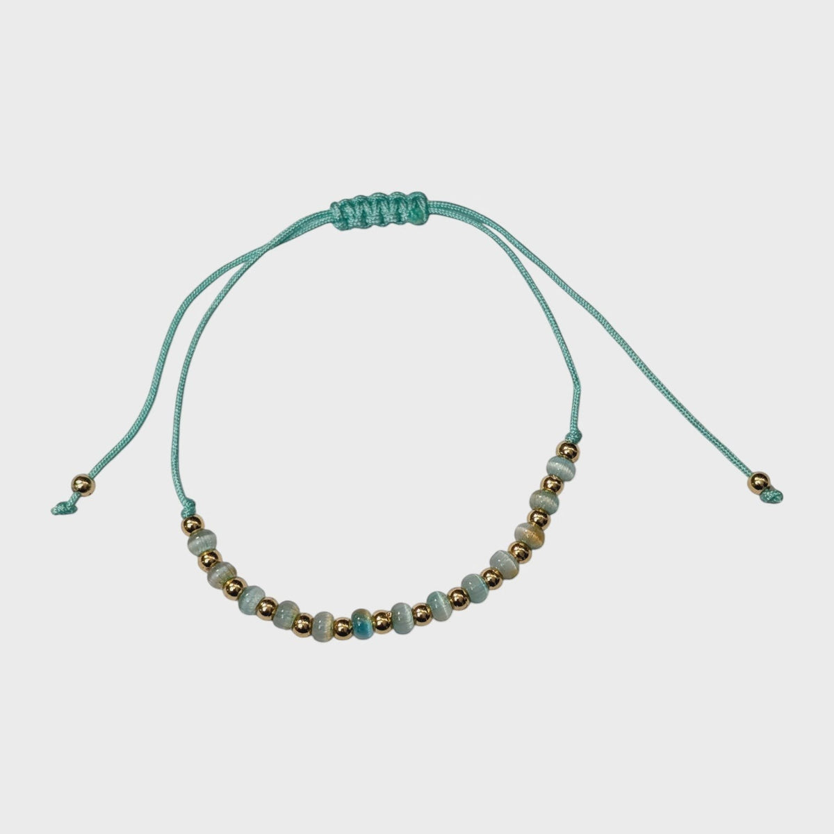 Aramat Jewels verstelbaar groen enkelbandje met glanzende cats eye kralen en goudkleurige accenten voor dames.
