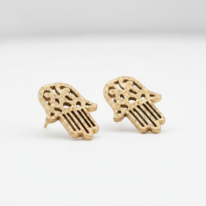 Aramat Jewels goudkleurige Hamsa oorstekers van RVS met een matte, gezandstraalde afwerking in een minimalistisch design.