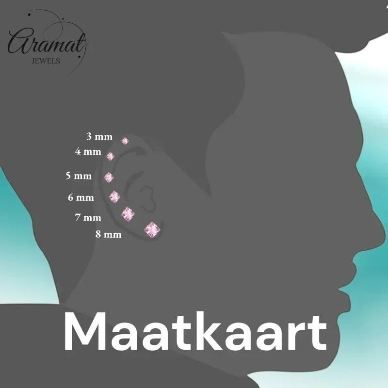 Aramat Jewels maatkaart met roze vierkante oorbellen in verschillende maten op een oor.