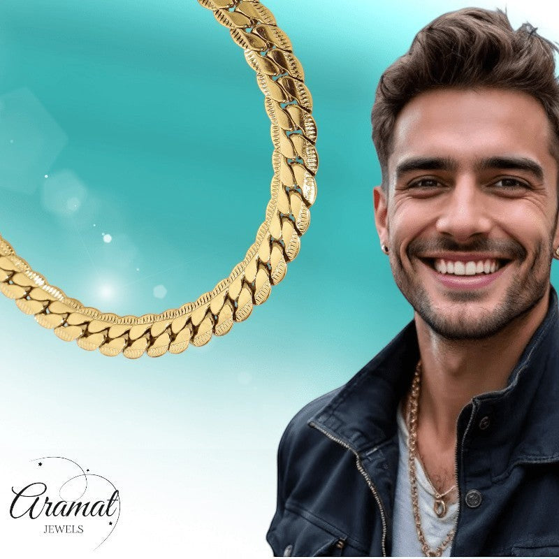 Aramat Jewels goudkleurige platte gourmet ketting van 5mm staal met bewerkte rand, gedragen door een lachende man.
