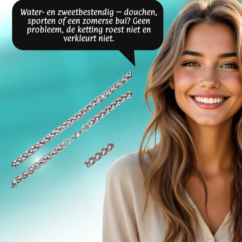 Aramat Jewels zilverkleurige RVS vossenstaart ketting van 50 cm en 8 mm breed, gedragen door een glimlachende vrouw.