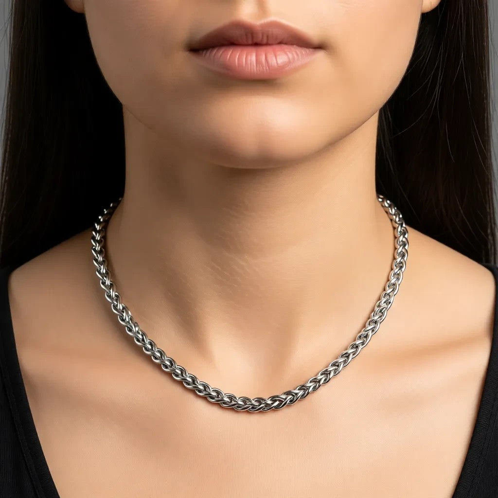 Aramat Jewels zilverkleurige RVS vossenstaart halsketting van 7 mm breed gedragen om de hals als statement sieraad.