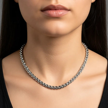 Aramat Jewels zilverkleurige RVS vossenstaart halsketting van 7 mm breed gedragen om de hals als statement sieraad.