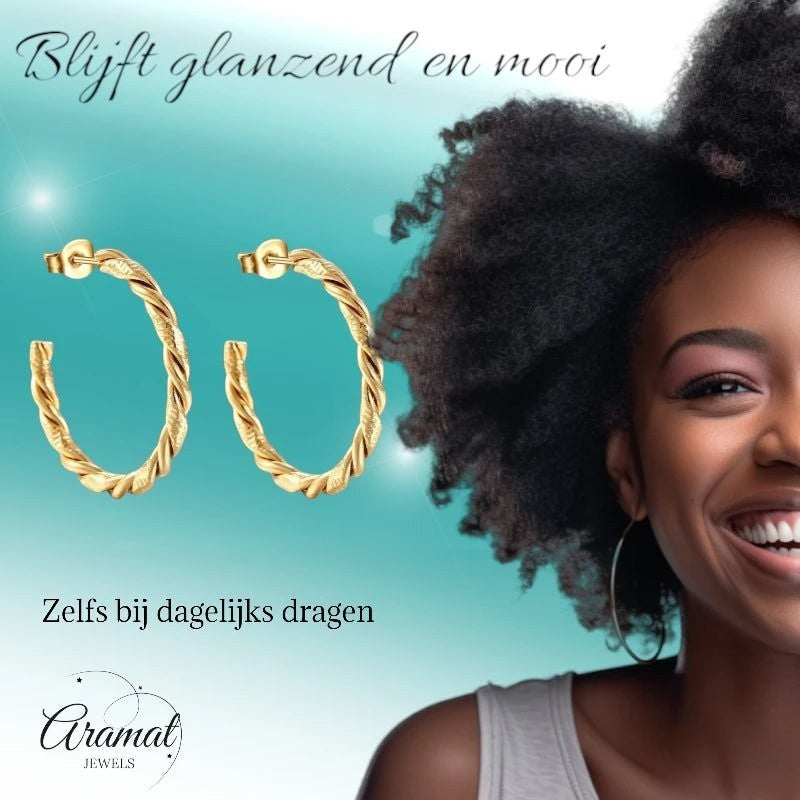 Aramat Jewels goudkleurige twisted hoepel oorstekers van 30mm in RVS met een gedraaid design naast een lachend model.