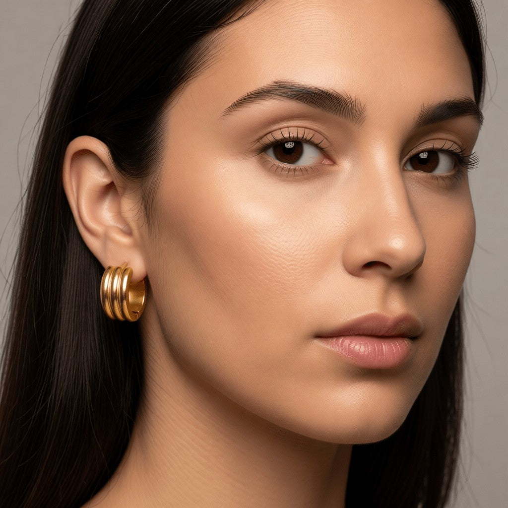 Kleine RVS Oorringen met Streepdesign Goudkleur 13mm - Aramat Jewels - Oorringen - cadeautip