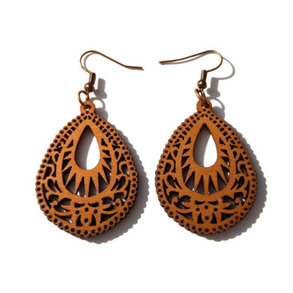 Oorbellen – Elegante Houten Oorhangers Druppelvorm Bruin Uitgewerkt Motief Dames - Aramat Jewels - Oorhangers - cadeautip