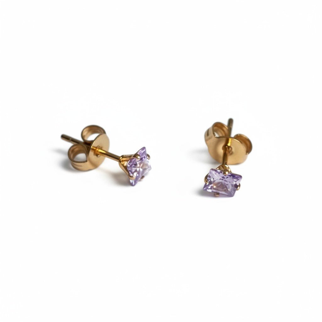 Oorbellen – RVS Goudkleur met Lila Vierkante Zirkonia (4mm) - Aramat Jewels - Oorbellen - cadeautip