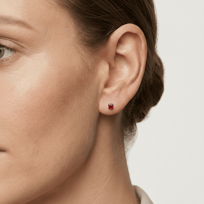 Oorbellen – RVS Zilverkleur met Rode Vierkante Zirkonia (3mm) - Aramat Jewels - Oorbellen - cadeautip