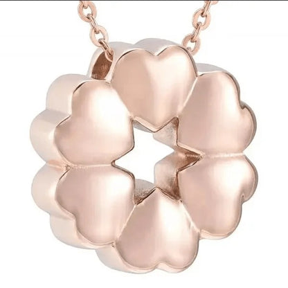 Een roségouden hanger met een bloemmotief