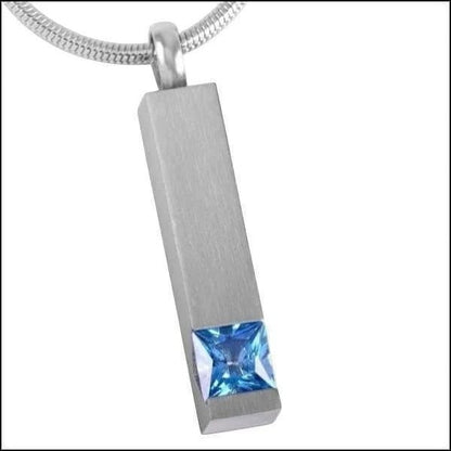 Een blauwe topaas hanger met een zilveren ketting