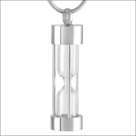 Een zilveren halsketting met een glazen zandloper aan een ketting