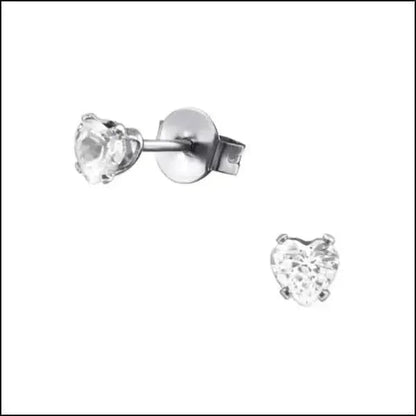 Een paar zilveren oorbellen met een enkele diamant