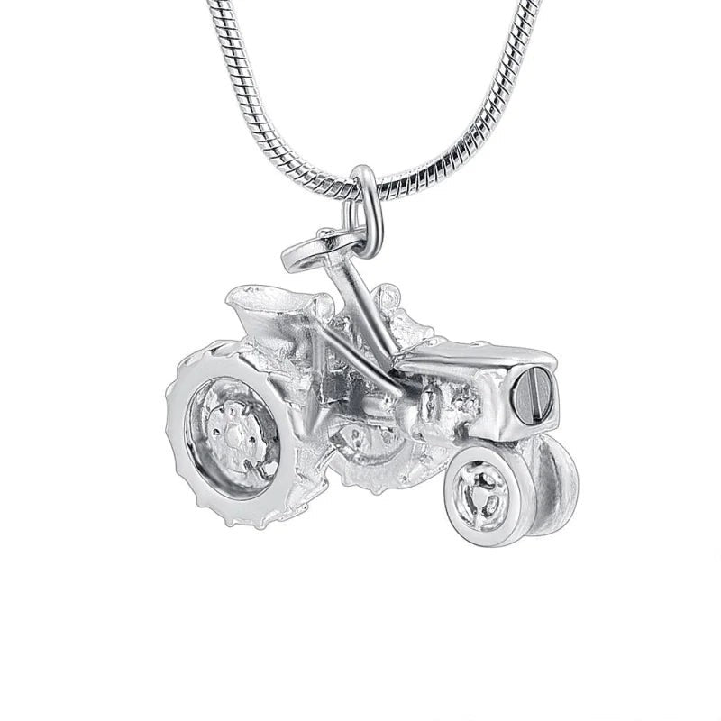Een zilveren hanger met een motor erop