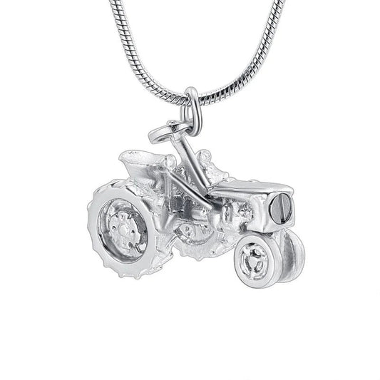 Een zilveren hanger met een motor erop