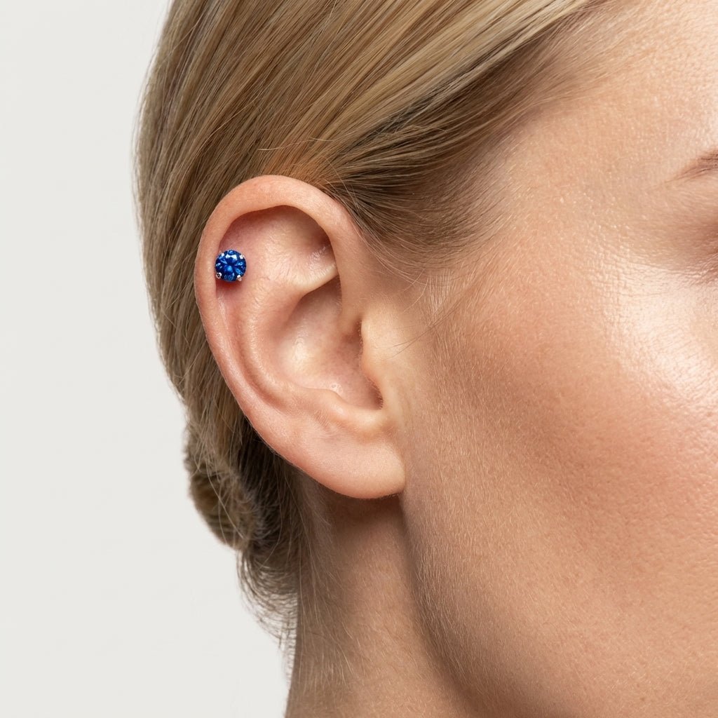 Tragus Helix Piercing – Zilverkleur – Donkerblauwe Zirkonia (4mm) - Aramat Jewels - Piercings - cadeautip