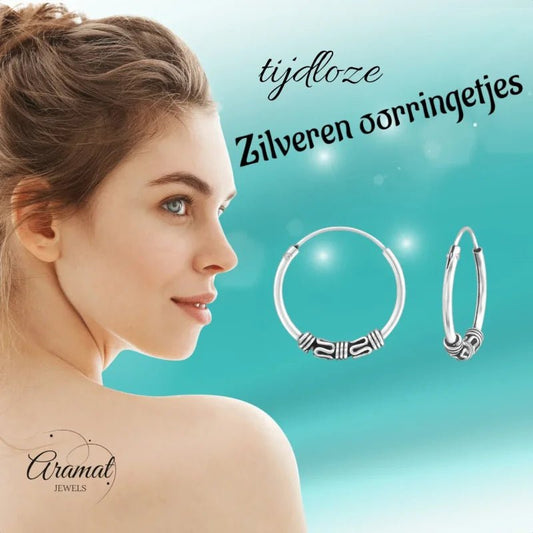Zilveren oorbellen.
