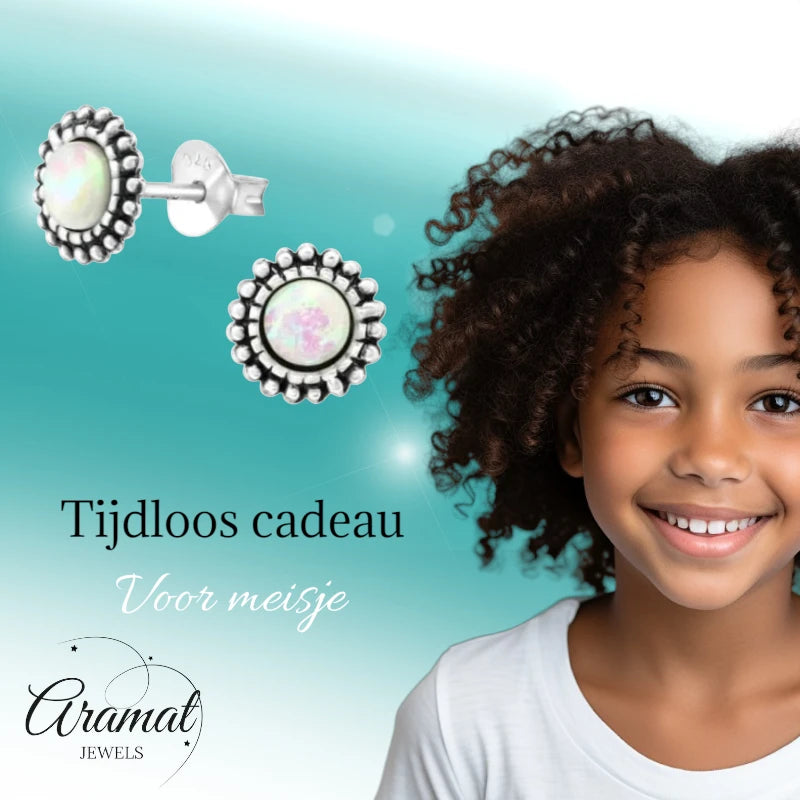 Oorstekers – Sterling Zilver Bali Etnisch Wit Opaal 8mm Geoxideerd