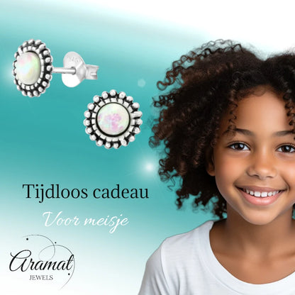 Oorstekers – Sterling Zilver Bali Etnisch Wit Opaal 8mm Geoxideerd