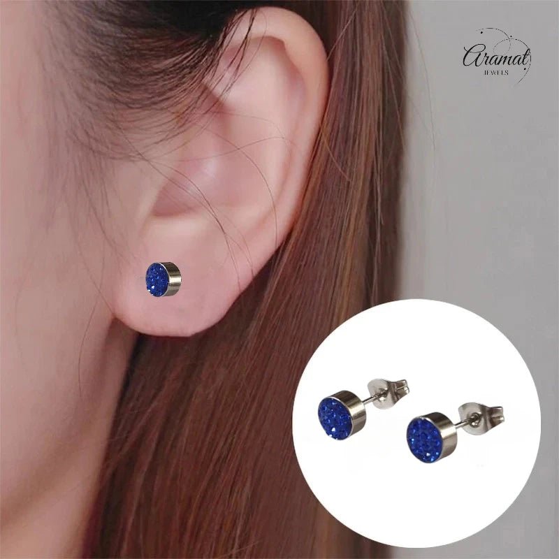Zilverkleurige oorstekers met donkerblauw kristal – 6 mm - oor3081 - Oorbellen kopen# - 6mm - alles - cadeau